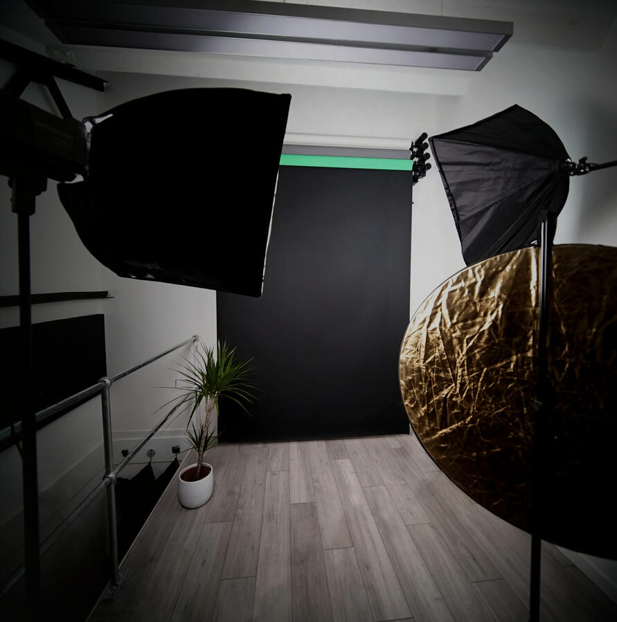 Studio Picture, Black Backdrop